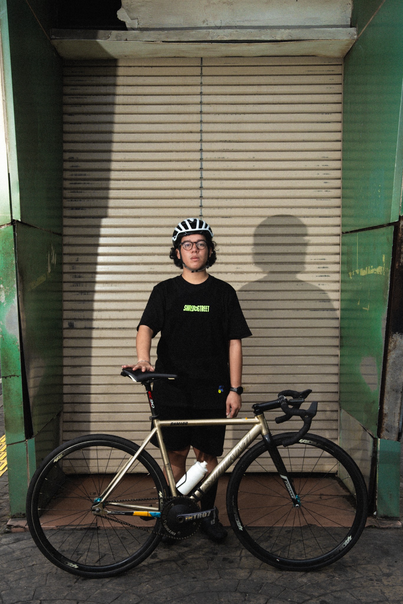 Rider SDBZ dengan kaos dan sepeda fixed gear